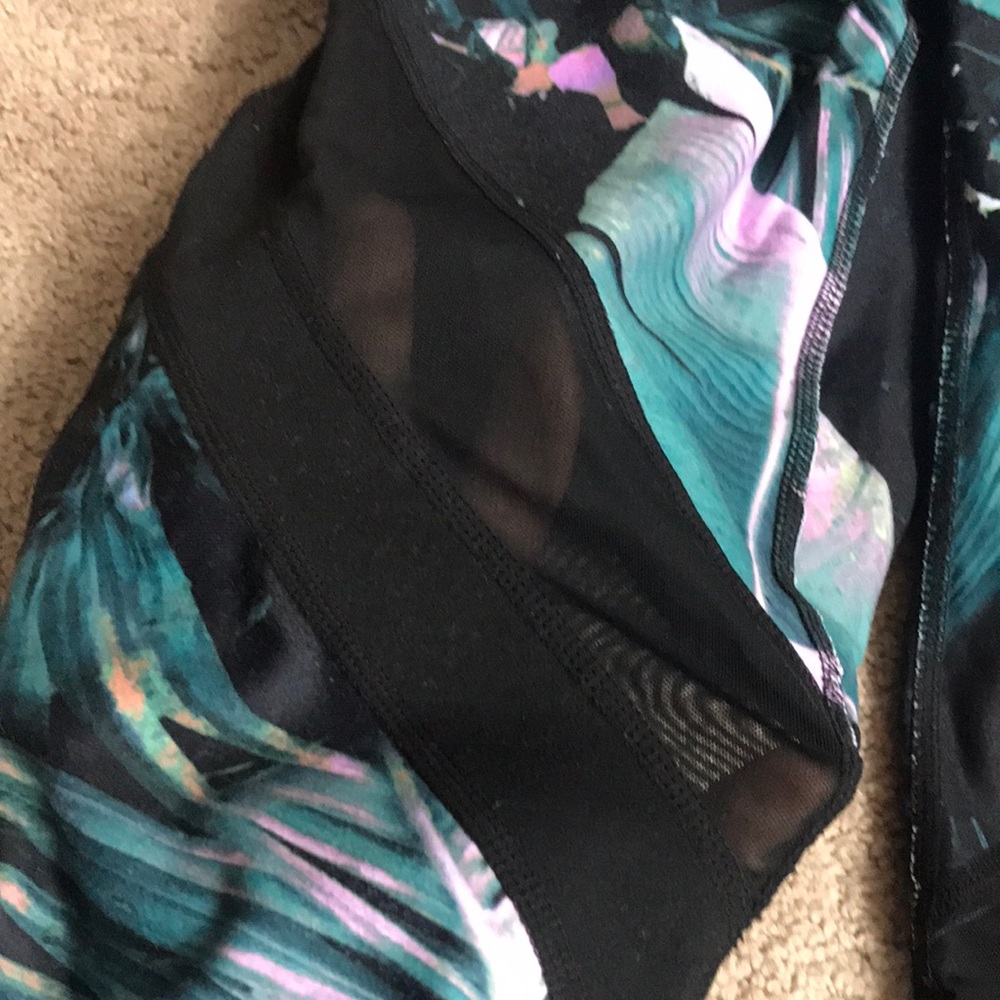Fabletics Workout Capris Size Small - image 3